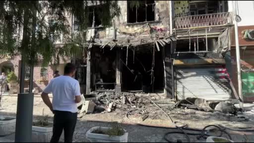 Kafede çıkan yangında bina harabeye döndü