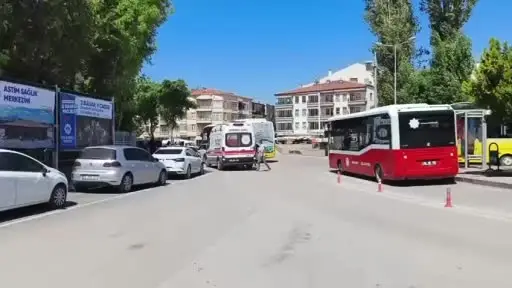 Otomobil, halk otobüsüne çarptı: 1 yaralı