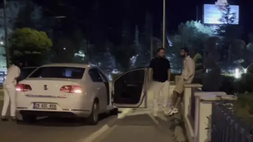 Çevirmeye yakalanarak ceza yiyen arkadaşının yanında alkol almaya devam etti