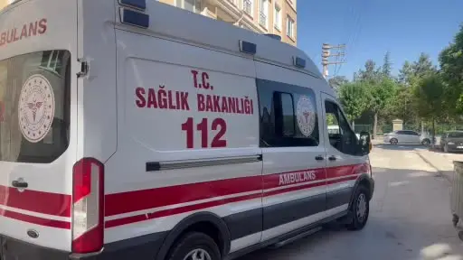 (ÖZEL) Birinci kattan düşen 1 buçuk yaşındaki çocuk hastaneye kaldırıldı
