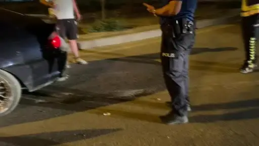 Kazaya karışan otomobilin alkollü yolcusu polis ekiplerine zorluk çıkarttı