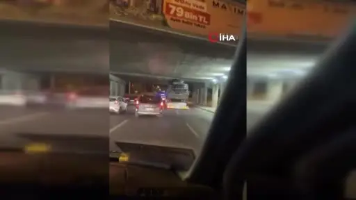 Son model araçlarla yüklü tır köprü altına sıkıştı