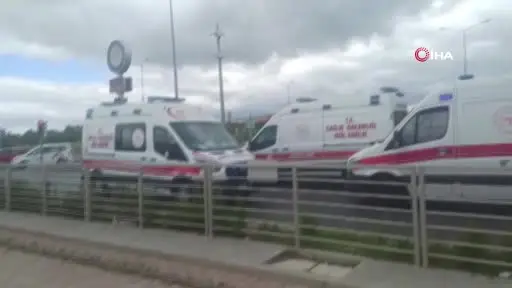 Tır halk otobüsüne ve otomobile çarptı: 8 yaralı