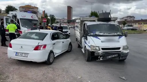 Otomobil ve kamyonet çarpıştı, 3 yaralı