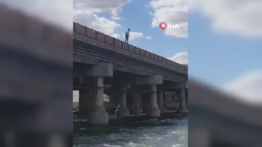 Arkadaşlarıyla iddialaştı, köprüden atladı: O anlar kamerada