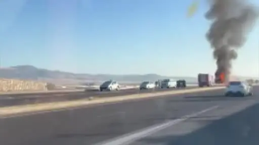 Ankara’da bariyere çarpan tırda yangın çıktı