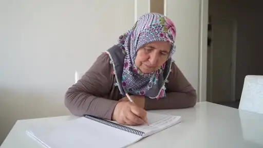 64 yaşında azmiyle okuma yazma öğrendi: "Okumak Özgürlüktür"