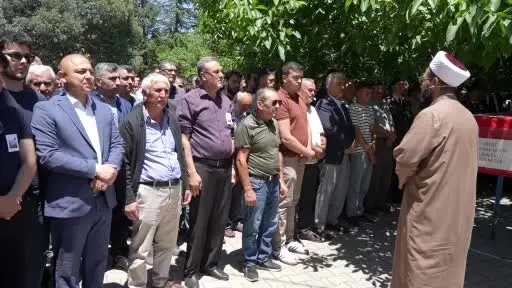 Yürek yakan veda: Oğlunun tabutunu omuzladı