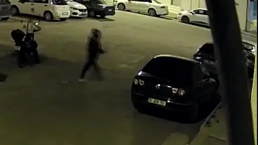 Karaman’da otomobile zarar veren kasklı saldırgan kamerada