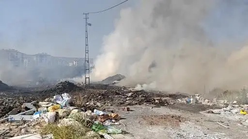 Boş arazide çıkan atık yangını söndürüldü