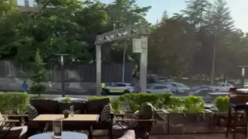 Kaza yaptıktan sonra tartıştığı polisin silahını almaya çalışan şahıs gözaltına alındı