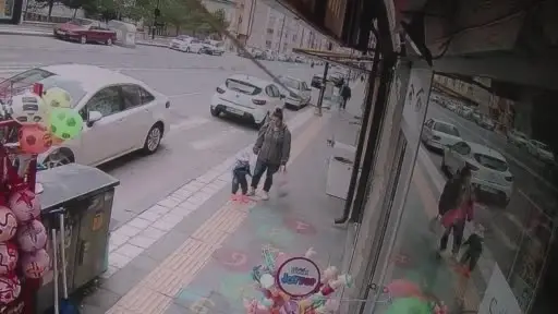 Kaldırıma seksek çizdi, yoldan geçenleri çocukluk hatıralarına götürdü