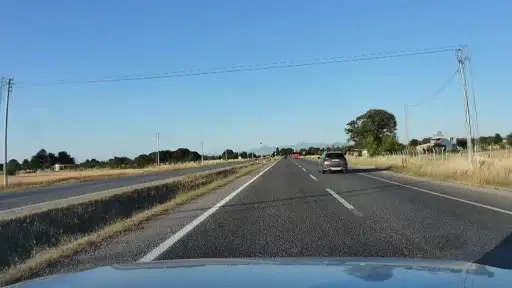 Lastiği patlayan kamyon devrilmekten son anda kurtuldu