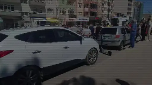 Hem ehliyetsiz hem de aracı plakasız olan motosiklet sürücüsü yayaya çarptı