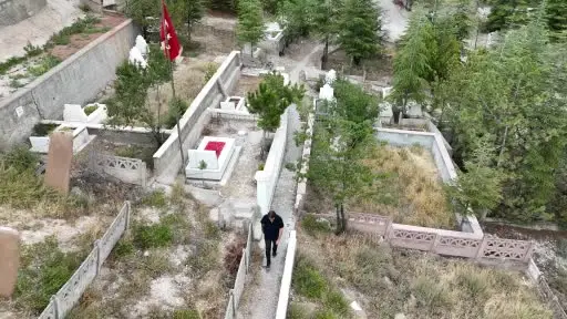Haberlerden etkilendi 8 yılda 8 bin şehidin kabrini ziyaret etti