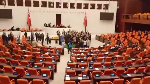 CHP’liler kürsüyü işgal etti