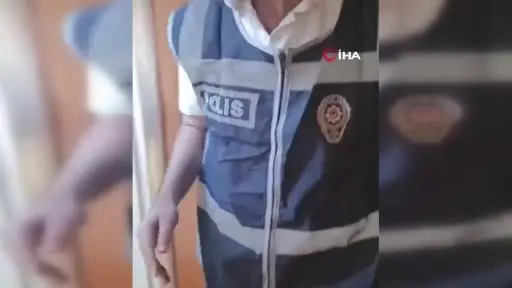 Hırsızlık suçundan 52 yıl hükümlü şahıs saklandığı tuvalette yakalandı: O anlar kamerada