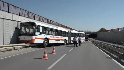 Üniversiteye giden belediye otobüsü bariyerlere çıktı, facia kıl payı ile atlatıldı