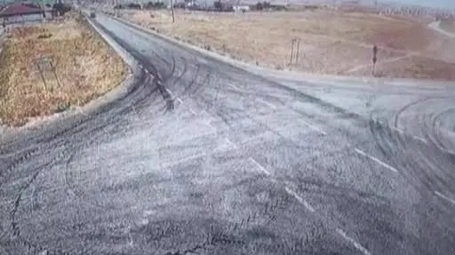 Kaza yapan otomobillerden biri alev aldı