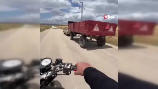 Otomobile gelişigüzel bağlanan traktör römorku trafiği tehlikeye düşürdü