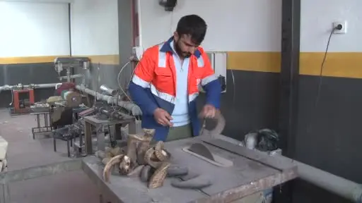 Dizilerden etkilenip 10 bin boynuz arasından seçtiği boynuzlarla eşsiz renklerde Sivas bıçakları üretti