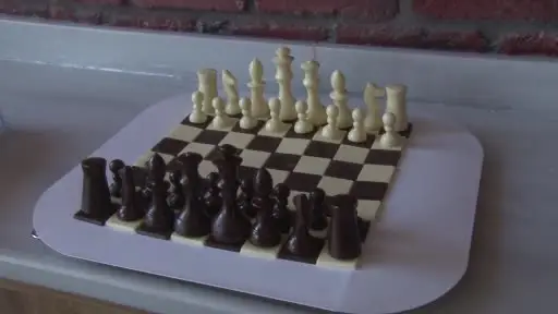 En tatlı satranç, rakibinden kazandığı taşı afiyetle yedi