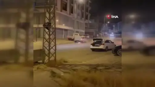 Ankara’da otomobilde çıkan yangını vatandaşlar söndürdü