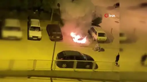 Karaman’da park halindeki otomobil alev alev yandı