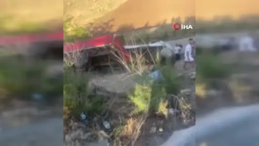 Tır ve minibüsün karıştığı zincirleme kazada can pazarı yaşandı