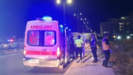 Karaman’da kontrolden çıkan otomobil bariyerlere saplandı