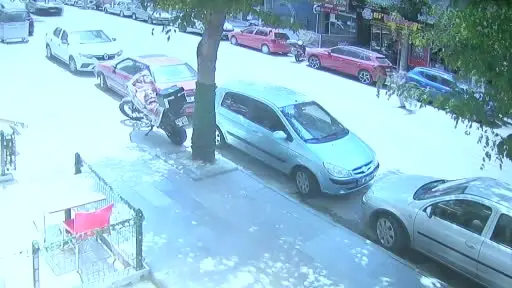 Otomobilin çarptığı yaya havada takla attı