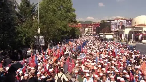 Bakan Kurum: "Bugün bir yandan deprem bölgesinde 250 bin konutu teslim edip, 453 bin hedefine koşarken, diğer taraftan 81 ilimizde on binlerce projeyi yapabilen büyük ve güçlü bir Türkiye var"