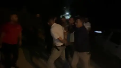 Eli bıçaklı genç polisin biber gazlı müdahalesiyle etkisiz hale getirildi