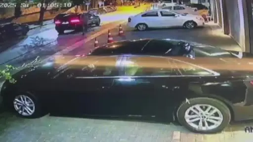 Binanın duvarına tuvaletini yapan şahsı uyaran güvenlik görevlisi saldırıya uğradı... O anlar kamerada