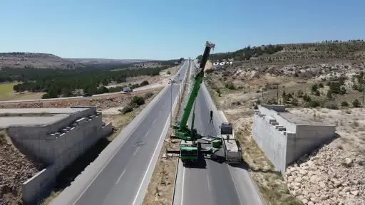 Karaman’da yeni çevre yolundaki köprülü kavşağın 60 tonluk köprü kirişleri vinçle yerleştirildi