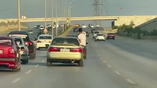 Düğün konvoyunda aracın camından sarktı, uyarılara aldırmadı: O anlar kamerada