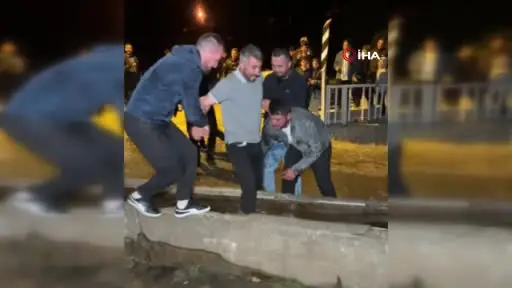 Unutulmuş gelenek tekrar hayat buldu, düğünde halaya katılmayanlar suyun içine atıldı