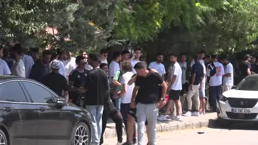 Alt lig futbolcuları, TFF’nin yaş sınırına tepki için GSB önünde toplandı