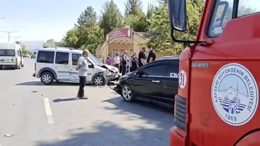 Karşı yola geçen otomobil 2 araca ve trafoya çarptı: 1 yaralı