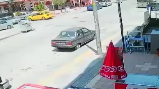 Hafif ticari araç ile motosiklet kafa kafaya çarpıştı: 1 yaralı
