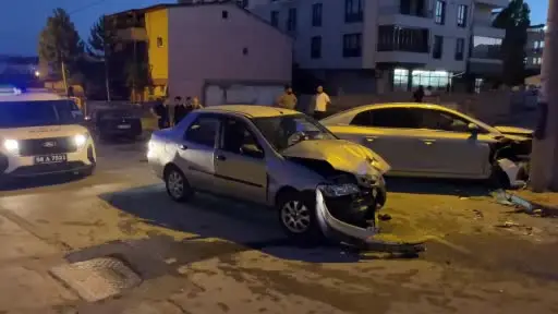 Sivas’ta iki otomobil çarpıştı: 6 kişi yaralandı