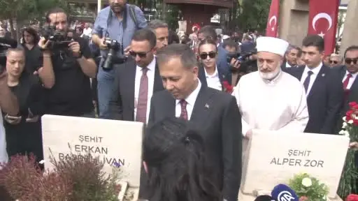 İçişleri Bakanı Yerlikaya ile Aile ve Sosyal Hizmetler Bakanı Göktaş, Karşıyaka Mezarlığı’nda yer alan 15 Temmuz Şehitliğindeki anma törenine katıldı