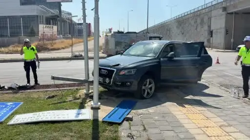 Kavşakta iki otomobil çarpıştı, 6 kişi yaralandı