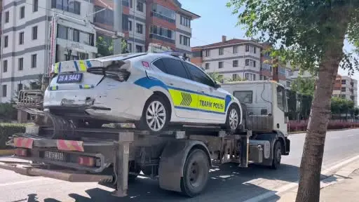 Kazayı inceleyen polisin aracına kontrolden çıkan otomobil çarptı: 1’i polis 3 yaralı
