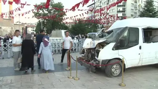 15 Temmuz darbe girişiminde hasar gören minibüs Sivas’ta sergileniyor