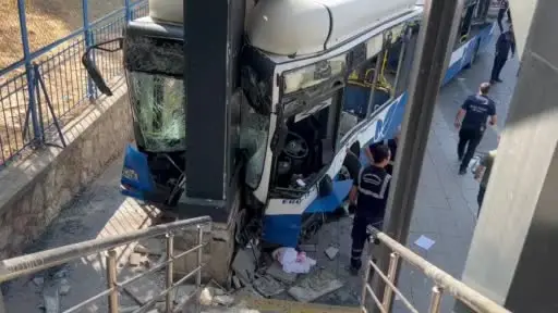 Ankara’da belediye otobüsü önce iki araca, sonra üst geçitin ayağına çarptı: 20 yaralı