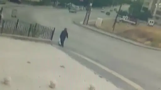 Yaşlı kadın drift atan aracın altında kalmaktan son anda kurtuldu