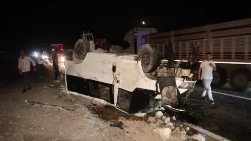 Otomobil ile minibüs kafa kafaya çarpıştı: 2’si ağır 5 yaralı