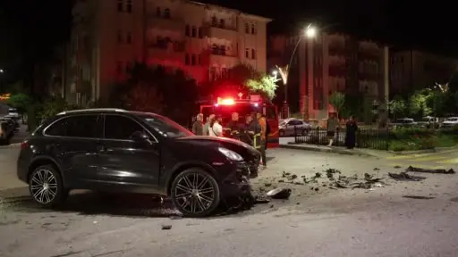 Çarpışan iki Porsche otomobilden birisi takla attı: 2 yaralı