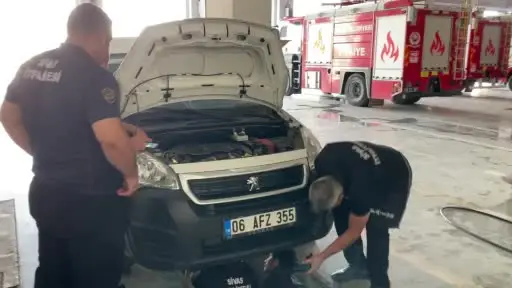 İtfaiye istasyonuna giderek yardım istedi, aracının motor kısmından kedi çıktı